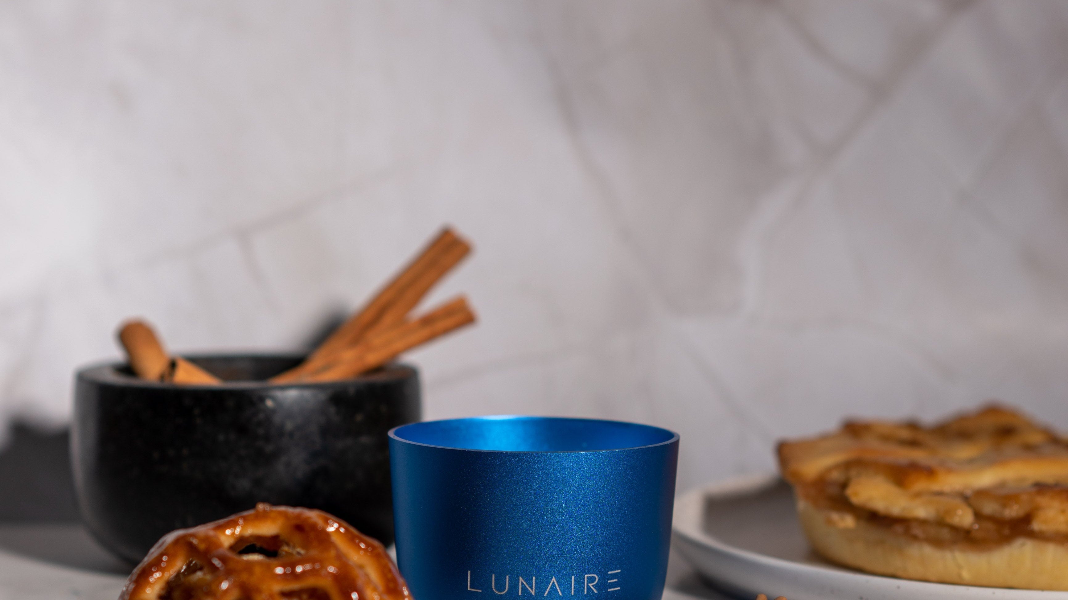 Sapphire Lunaire Auminium Candle with baked apple pie and cinnamon sticks